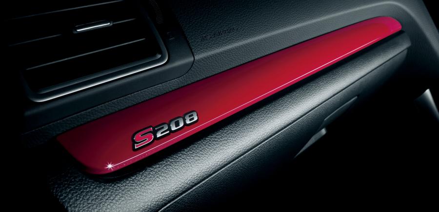 Детали интерьера Subaru WRX STI S208 2017 года  (фото 11 из 23)